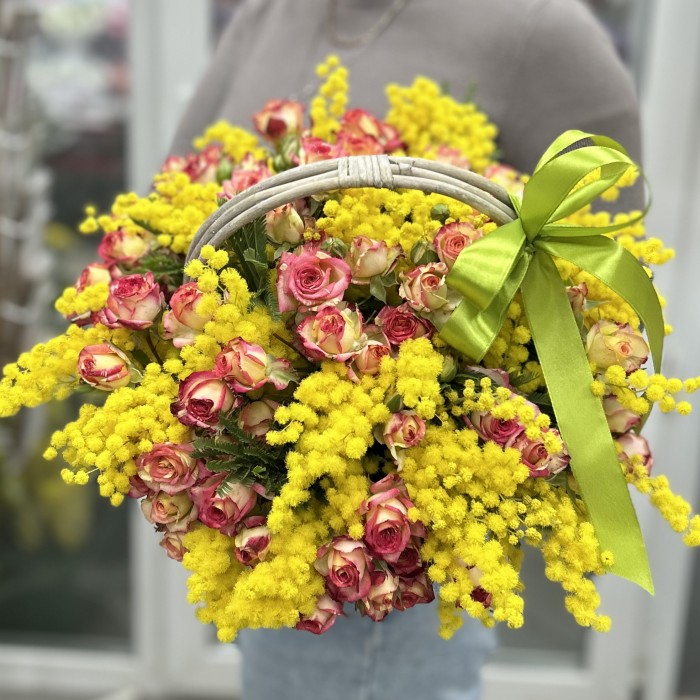 Ароматная мимоза с кустовыми розами в корзине